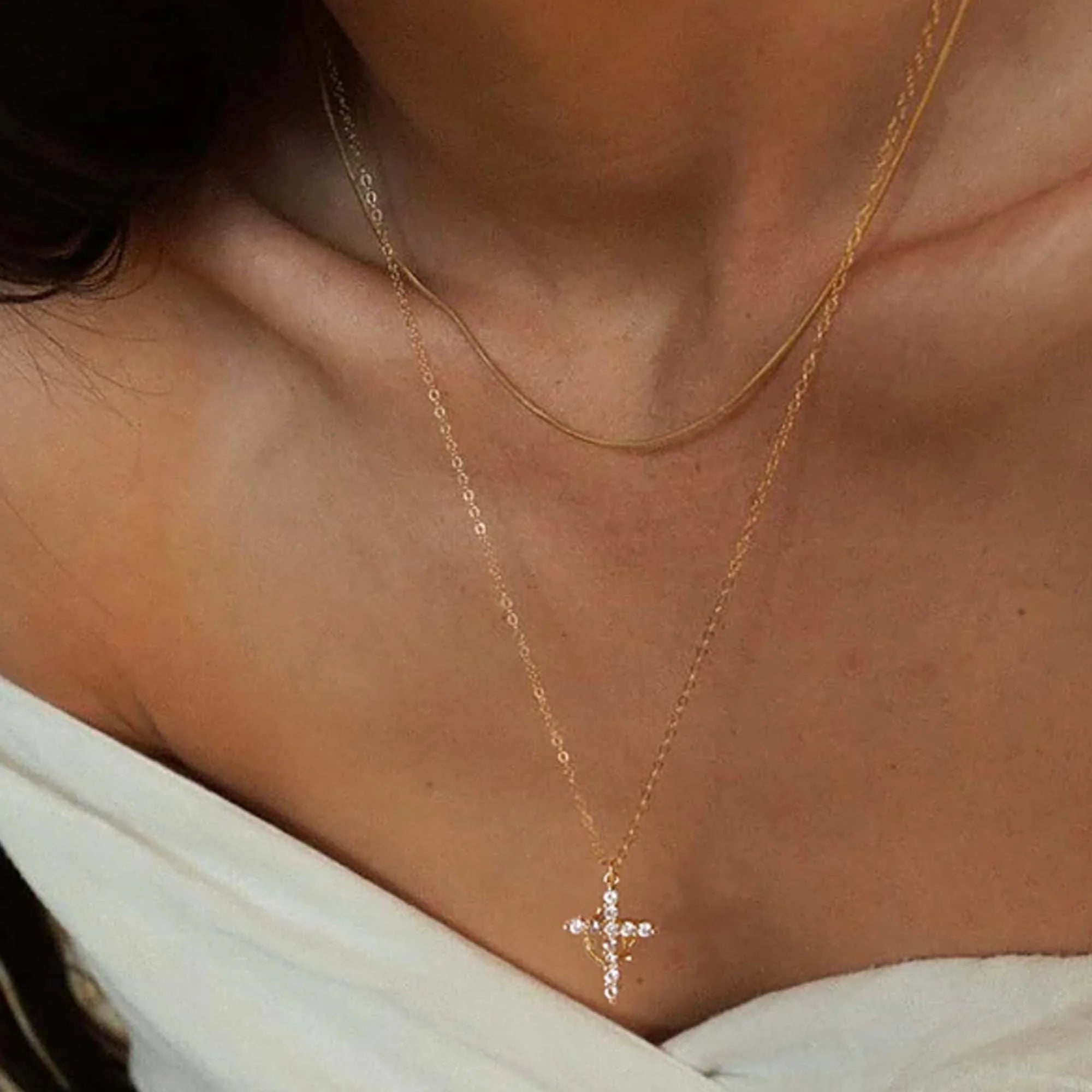 [COMPRE 1 LEVE 2] Colar Cruz e Coroa com Zircônia Premium